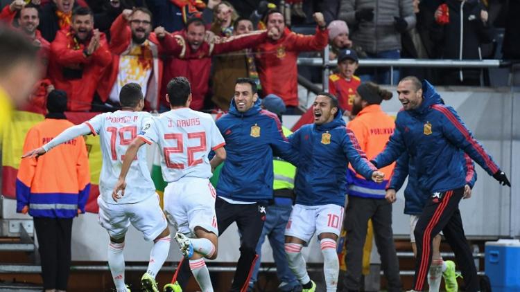 Les Espagnols exultent après le but de Rodrigo qui envoie la Roja à l'Euro-2020, à la fin du match contre la Suède, le 15 octobre 2019 à Solna [Jonathan NACKSTRAND / AFP]