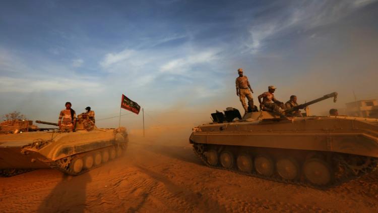 Les forces irakiennes prennent position le 12 novembre 2016 dans le village de Jarif au sud de Mossoul [SAFIN HAMED / AFP]