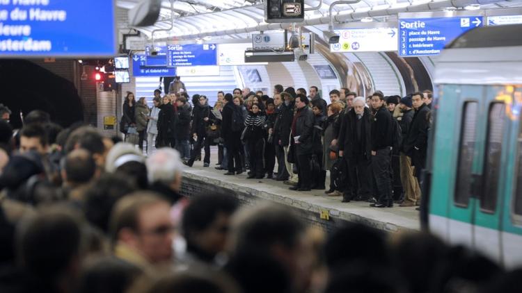 Des passagers attendent une rame sur un quai bondé de la station Saint-Lazare, le 7 décembre 2010 à Paris [Miguel Medina / AFP/Archives]