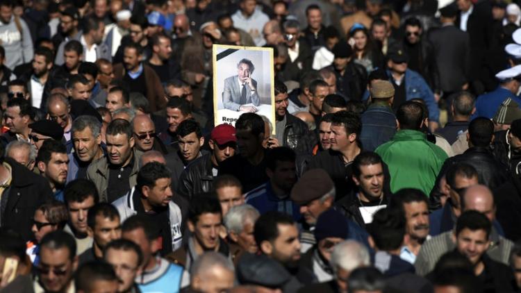 Les funérailles, dignes d'un chef d'Etat et suivies par des dizaines de milliers de personnes, de l'opposant algérien Hocine Aït-Ahmed, le 1er janvier 2016 à Alger [FAROUK BATICHE / AFP]