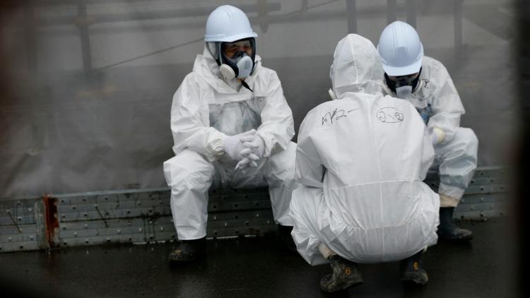 Des employés œuvrant à la décontamination prennent une pause dans la centrale nucléaire à Okuma, le 12 novembre 2014 [SHIZUO KAMBAYASHI / POOL/AFP]