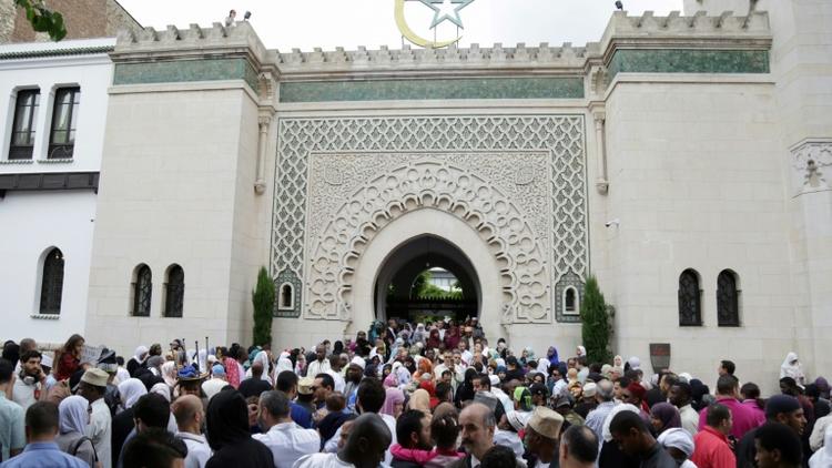 Des musulmans quittent la Grande mosquée de Paris à l'occasion de l'Aïd el-Fitr le 25 juin 2017 [Zakaria ABDELKAFI / AFP/Archives]