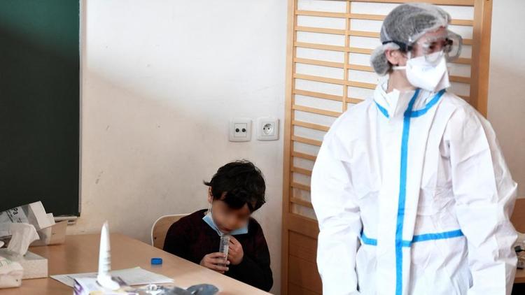 L'école Louise Bourgeois à Paris, lors du déploiement des premiers tests salivaires.