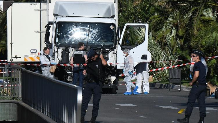 Des forces de l'ordre près du camion utilisé pour la tuerie de  Nice le 15 juillet 2016 [ANNE-CHRISTINE POUJOULAT / AFP/Archives]