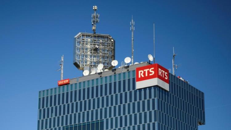 La radio télévision nationale suisse, ici le siège de sa chaîne en français à Genève le 23 avril 2017, la RTS, pourrait disparaître si les Suisses votent pour la disparition de la redvance [Fabrice COFFRINI / AFP/Archives]