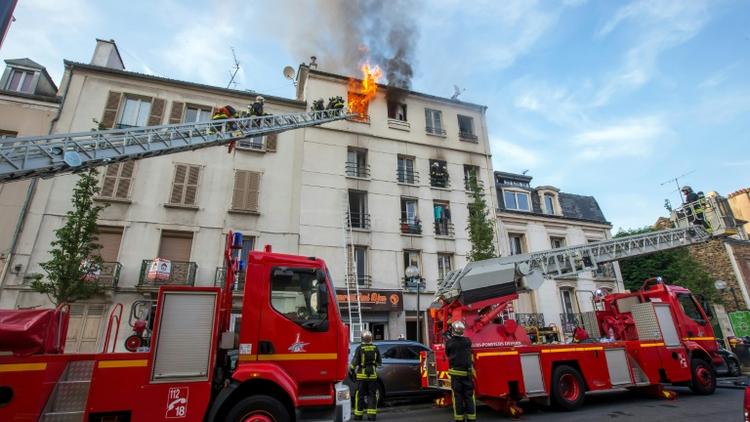 Les pompiers luttent contre l'incendie d'un immeuble le 6 juin 2016 à Saint-Denis [Erwan Thépault / AFP]