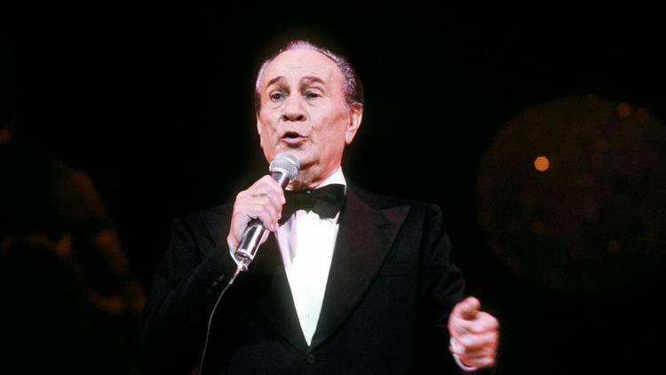 Photo prise le 05 novembre 1982 au Casino de Paris, du chanteur et comédien français Tino Rossi.  [ / AFP/Archives]