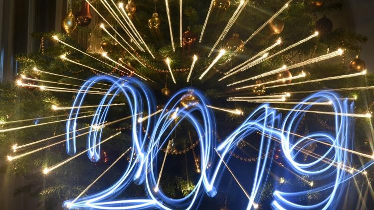 Des lampes led annoncent la nouvelle année 2019 devant un arbre de Noël à Budapest, le 30 décembre 2018 [ATTILA KISBENEDEK / AFP]
