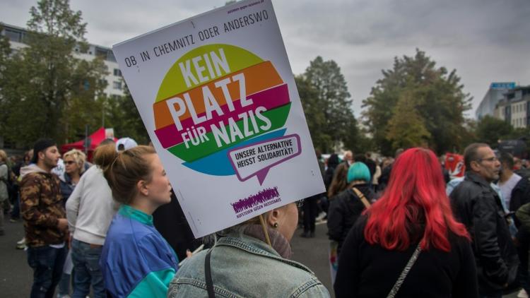 "Pas de place pour les nazis", clame une pancarte tenue par un manifestant à Chemnitz, dans l'est de l'Allemagne, le 1er septembre 2018 [John MACDOUGALL / AFP]