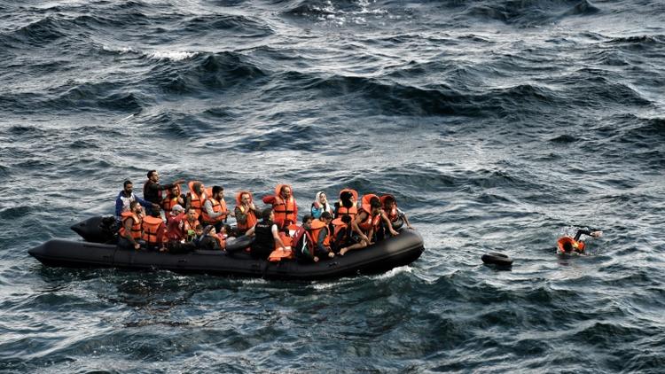 Embarcation de réfugiés et migrants au large de l'île grecque de Lesbos, le 30 septembre 2015 [Aris Messinis / AFP]