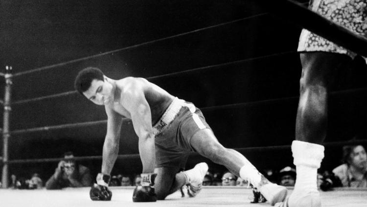 Photo prise le 8 mars 1971 à New York, au Madison Square Garden, du "match du siècle" au cours duquel Mohamed Ali (ex-Cassius Clay), à terre, fut battu au 15e round par son compatriote Joe Frazier, qui conservait ainsi son titre de champion du monde des Lourds [- / AFP]