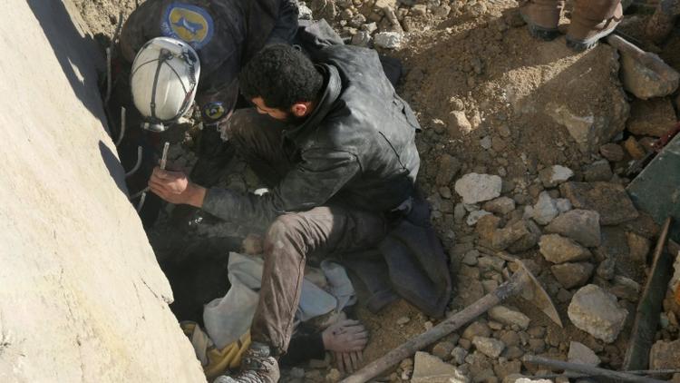 Des secouristes syriens extraient une victime d'un bombardement de décombres à Alep, le 4 février 2016 [THAER MOHAMMED / AFP/Archives]