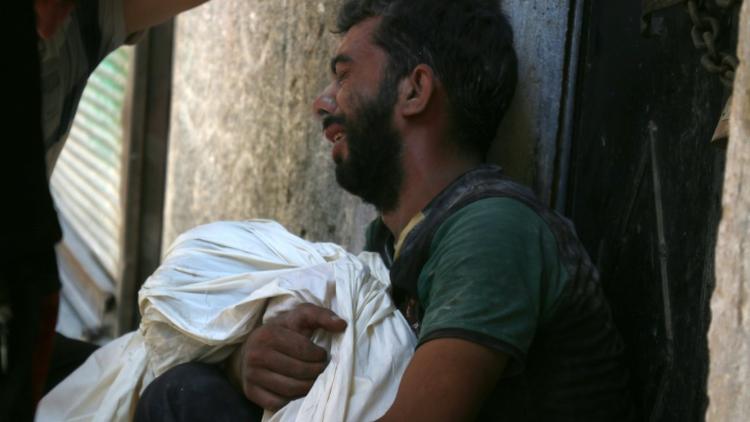 Un Syrien pleure la mort de son enfant dans le quartier de Saleheen, contrôlé par les rebelles, le 16 juillet 2016 dans le nord d'Alep [THAER MOHAMMED / AFP]