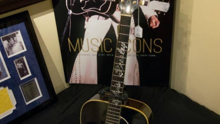 La guitare Gibson Dove offerte à Elvis Presley par son père en 1969 a été adjugée samedi 334.000 dollars lors d'enchères à New York [DON EMMERT / AFP]