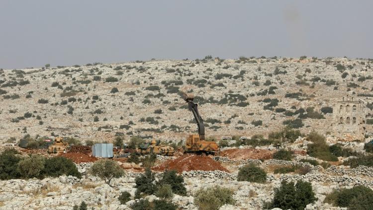 Une photo prise le 24 octobre 2017 montre des soldats de l'armée turque et des véhicules blindés sur une colline dans la région de Darret Ezza en Syrie, près de la frontière turque [OMAR HAJ KADOUR / AFP/Archives]
