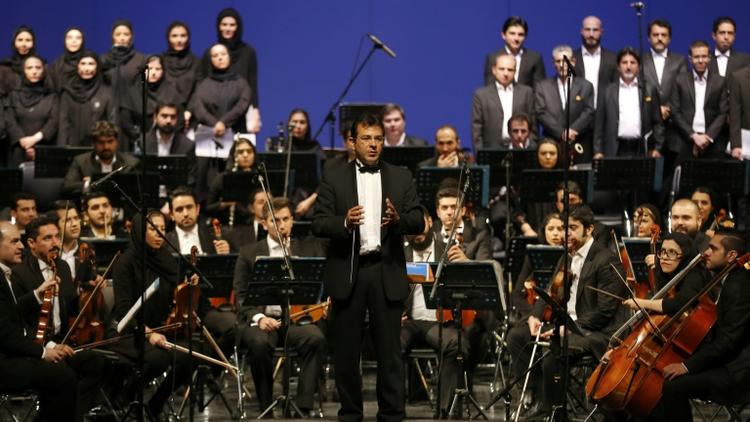 Pour la première fois depuis la révolution islamique, un concert de l'Orchestre symphonique de Téhéran a été dirigé mercredi soir par un maestro occidental, témoignant du réchauffement des liens culturels entre l'Iran et l'Europe.  [ATTA KENARE / AFP]