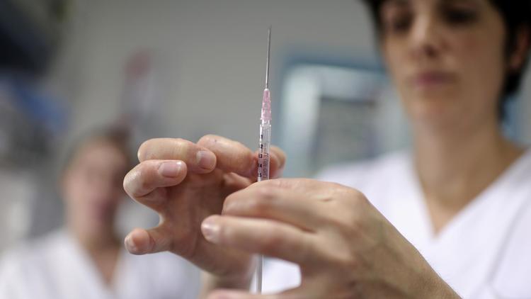 Photo d'archive d'une élève infirmière dans le service urologie de l'hôpital d'Angers, en train de préparer une seringue pour une injection, prise le 25 octobre 2013   [Jean-Sebastien Evrard / AFP/Archives]