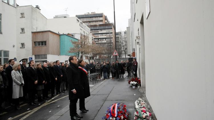 Emmanuel Macron (C) et Anne Hidalgo observent une minute de silence, le 7 janvier 2018 en hommage aux victimes des attaques jihadistes contre Charlie Hebdo et l'Hyper Cacher à Paris [Christophe Ena / POOL/AFP]