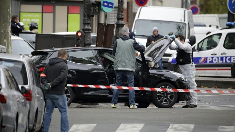 Des enquêteurs autour d'une voiture qui pourrait avoir servi à la préparation des attentats, retrouvée le 17 novmebre 2015 dans le 18e arrondissement à Paris  [ / AFP]
