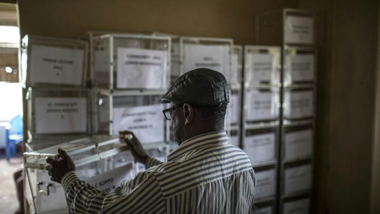 Préparation des urnes avant l'élection  présidentielle au Cameroun, le 6 octobre 2018 à  Buea [MARCO LONGARI / AFP]
