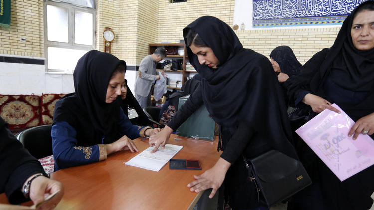 Une Iranienne vote au second tour des élections législatives, vendredi 29 avril 2016.