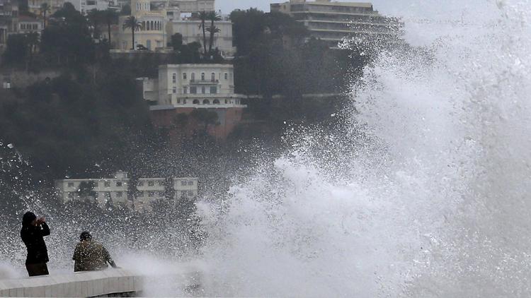 La côte balayée par des vagues le 25 décembre 2013 à Nice [Valery Hache / AFP]