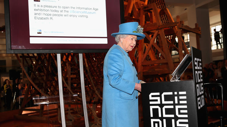 La reine a posté son premier tweet en 2014, lors d'une visite au Science Museum de Londres.