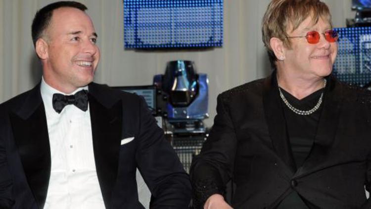 Elton John (D) et son compagnon David Furnishle (G), le 26 février 2012 à Beverly Hills aux Etats-Unis