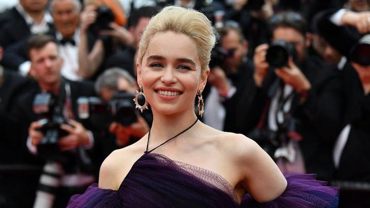 L'actrice Emilia Clarke, qui interprète Daenerys dans la série Game of Thrones, fait partie du casting cinq étoiles du court-métrage. 