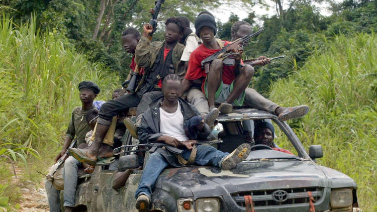 Des enfants soldats en Sierra Leone en 2002. 