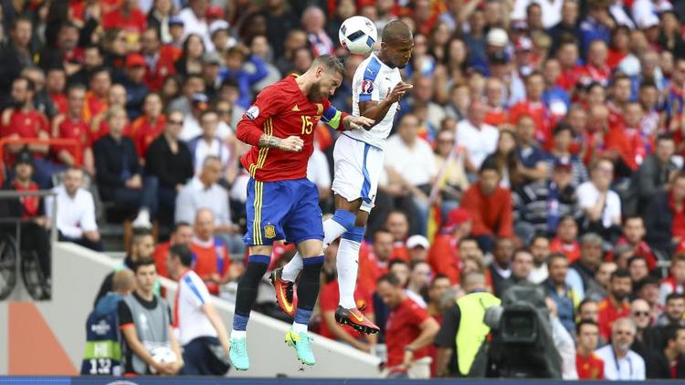 Sergio Ramos au duel face au Tchèque Gebre Selassie lors du match mettant l’Espagne et la République Tchèque aux prises.