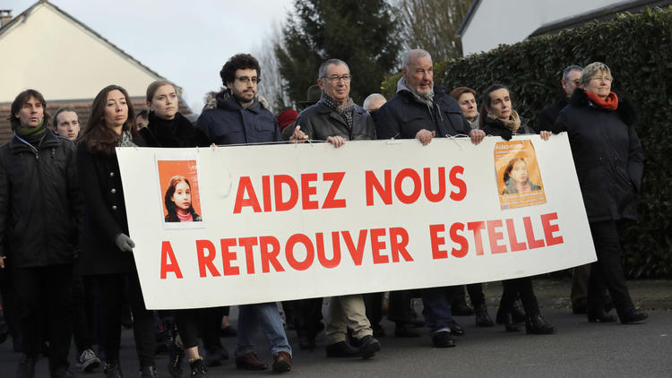 Des personnes, dont Eric Mouzin, le père, participent à une marche silencieuse à la mémoire d'Estelle Mouzin, le 13 janvier 2018 à Guermantes, près de Paris, 15 ans après la disparition de la fillette de neuf ans.
