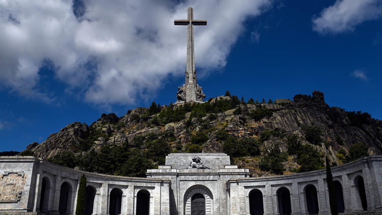 La Cour suprême espagnole a autorisé l'exhumation du dictateur de son mausolée monumental situé près de Madrid. 