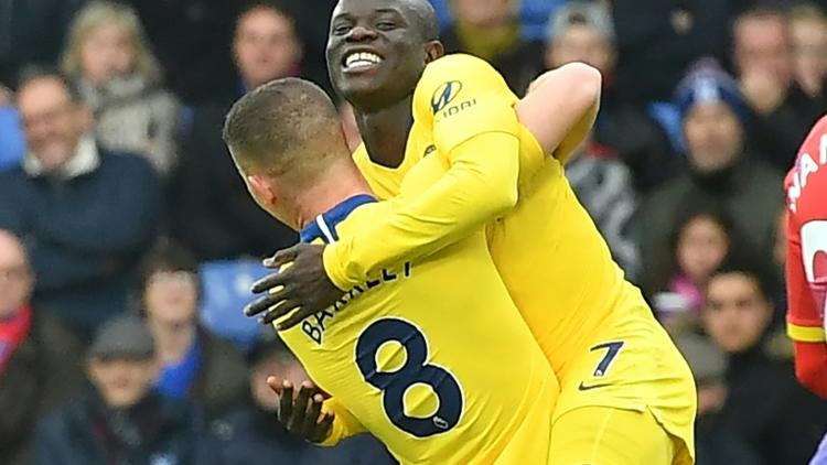 Le Français N'Golo Kanté buteur pour Chelsea face à Crystal Palace et félicité par son coéquipier Ross Barkley, le 30 décembre 2018 à Selhurst Park [Ben STANSALL / AFP]