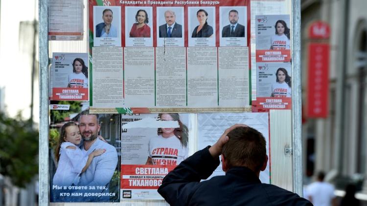 Affiches électorales à Minsk, le 8 août 2020 [Sergei GAPON                 / AFP]