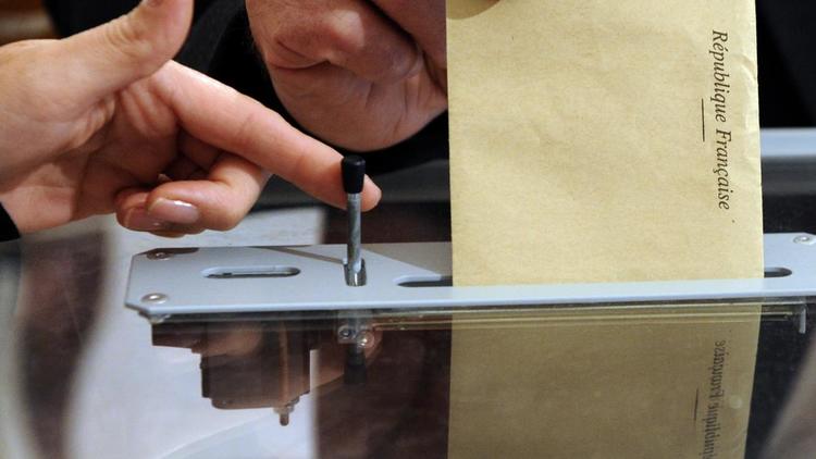 Une personne vote [Jean-Christophe Verhaegen / AFP/Archives]