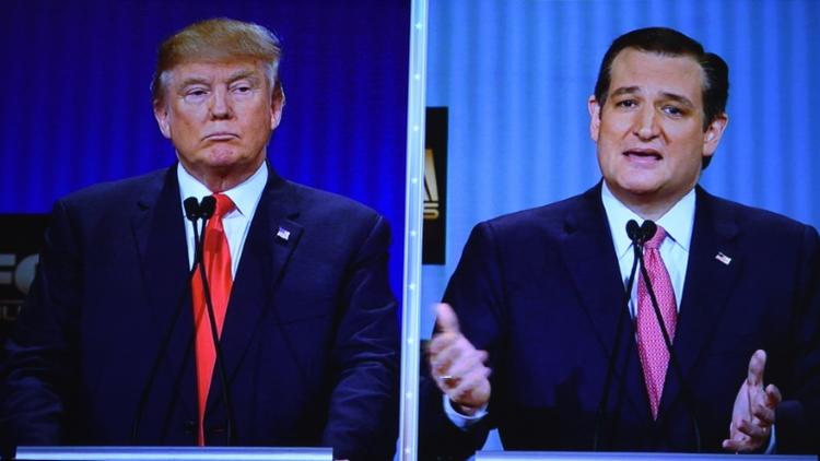 Candidats républicains à la présidentielle, Ted Cruz, sénateur du Texas(D) et le milliardaire Donald Trump, sur un écran géant lors d'un débat à Charleston, Caroline du Sud, le 14 janvier 2016 [TIMOTHY A. CLARY / AFP/Archives]