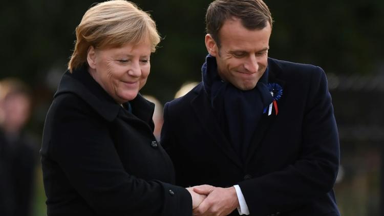 La chancelière allemande Angela Merkel et le président français Emmanuel Macron, lors de la cérémonie commémorant le centenaire de l'armistice de la Première guerre mondiale, le 10 novembre 2018, à Rethondes en France. [Alain JOCARD / AFP]