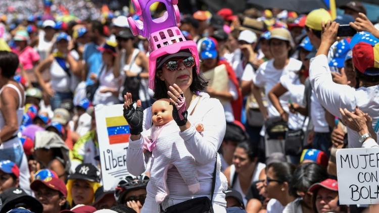 Manifestation de femmes opposées au président du Venezuela Nicolas Maduro le 6 mai 2017 à Caracas [JUAN BARRETO / AFP]
