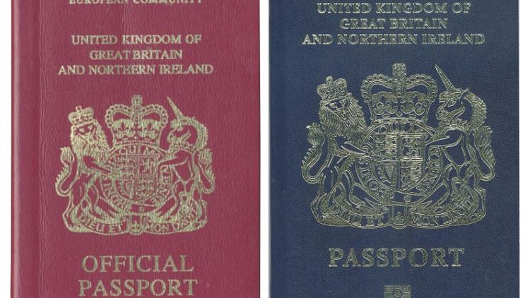 Des passeports brtianniques avec et sans la mention "European Community", à Londres le 22 décembre 2017 [Handout / UK PASSPORT OFFICE/AFP/Archives]