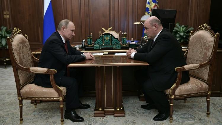 Le président russe Vladimir Poutine et le patron du fisc russe Mikhaïl Michoustine (d), le 15 janvier 2020 à Moscou [Alexey NIKOLSKY / SPUTNIK/AFP]