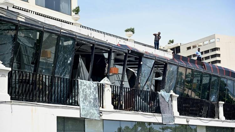 Décombres dans le restaurant de l'hôtel Kingsbury à Colombo, le  22 avril 2019, au lendemain de la série d'explosions meurtrières [Jewel SAMAD / AFP]