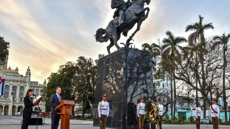 Le président du musée du Bronx de New York Joseph Mizzi fait un discours lors de l'inauguration de la réplique de la statue du héros national cubain José Marti à La Havane, le 28 janvier 2018 [Adalberto ROQUE / AFP/Archives]