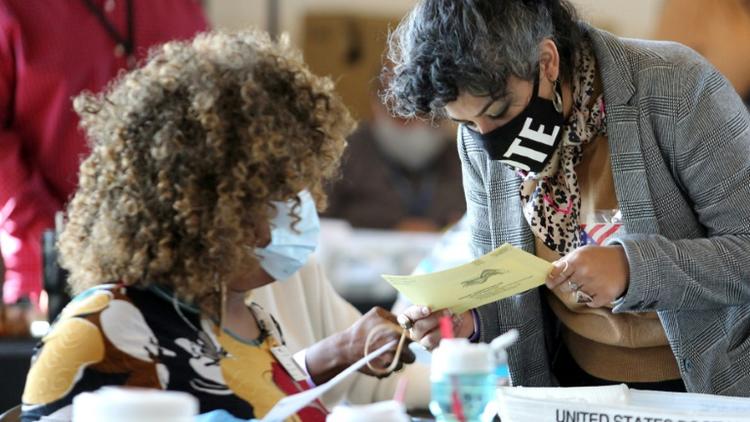 Des agents électoraux dans un bureau de vote d'Atlanta, le 5 novembre 2020 [Tami Chappell / AFP/Archives]