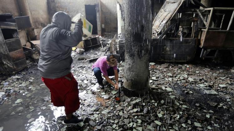 A l'intérieur de la maison incendiée d'une famille dont six membres ont péri à Managua, le 16 juin 2018 [INTI OCON / AFP]
