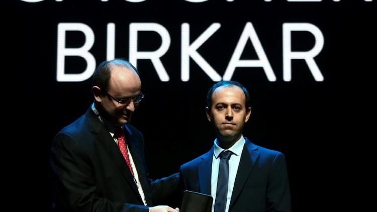 Le mathématicien kurde Cauchar Birkar reçoit la médaille Fields à Rio de Janeiro, le 01 août 2018 (photo transmise par le Congrès international de mathématiques) [PABLO COSTA/ICM2018} / HO/AFP]