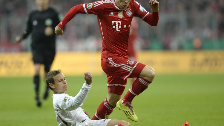 Le milieu néerlandais du Bayern Munich, Arjen Robben, en pleine course lors de la demi-finale de la Coupe d'Allemagne contre Kaiserslautern à Munich le 16 avril 2014 [Christof Stache / AFP]