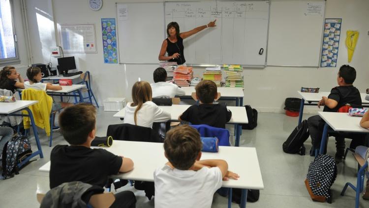 Des collégiens en classe de 6e et leur professeure, à Ayrte (Charente-Maritime), le 1er septembre 2015 [XAVIER LEOTY / AFP/Archives]