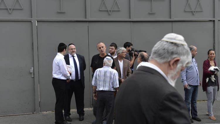 Des hommes devant la synagogue de Sarcelles le 21 juillet 2014 [Miguel Medina / AFP]