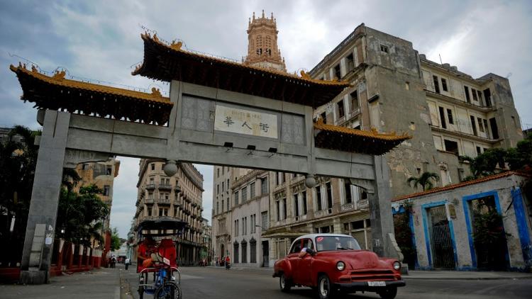 La porte d'entrée du quartier chinois à La Havane, le 11 avril 2019 à Cuba [Yamil LAGE / AFP]